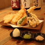 漁十八番 - 海鮮の天ぷらは３００円から。二種類の塩と天つゆ大根おろしで（＾ｕ＾）揚げ立てを食べてみて～！！