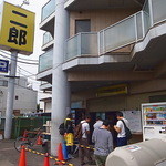 ラーメン二郎 - 口開き1時間前で行列･･･マジっすか!!