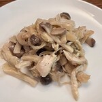 シシリヤ - とり肉ときのこのローズマリー風