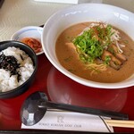 六甲国際ゴルフ倶楽部 レストラン - 旨味濃厚　味噌チャーシュー麺　梅ひじきご飯