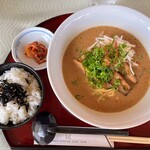 六甲国際ゴルフ倶楽部 レストラン - 旨味濃厚　味噌チャーシュー麺　梅ひじきご飯