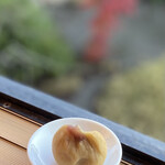 腰掛庵 - 栗名月は、冷蔵庫に入れて、翌日二泊目のお部屋で、秋のお庭を見ながらいただきました。