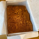 腰掛庵 - 黒豆の深入りのきなこがこのようにたっぷりとかかっています。最後は余っちゃったので、もしおうちだったら、余ったきなこで自分できな粉餅にしてたと思います。