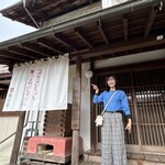 腰掛庵 - あがらっしゃい、かけらっしゃい　腰掛庵　ここで靴を脱いで上がります