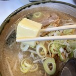 らーめん小国 - バターキュービック　ケチらないデカさね