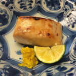 お料理 直心 - 鰆の幽庵焼きは菊を添えて。