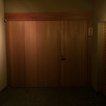 こちらの右手がお店への入り口。