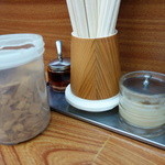 ちゃあしゅうめん ゆうらい - 卓上にはにんにくがどっさりあります