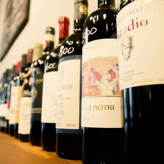 シェフ厳選のイタリアワインをずらり品揃え