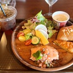 ピラール - ⚫︎信州サーモンのプレートランチ
                                白馬の雪解け水で育った信州サーモンにフレッシュなサルサソースかけた一品がメイン。地場の彩りの良い野菜のサラダや、自家製パン、ポタージュ、パイも付いてくる。