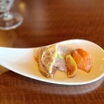 ピラール - ⚫︎ベーコンと野菜のフリッター
                                サクッとカリッと軽やかで心地よい野菜の食感。
                                ベーコンは白馬豚が使われています。