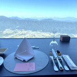 ピラール - 絶景の小部屋スペースのカウンターでは、眼下に広がる白馬村と山々が見渡せます。