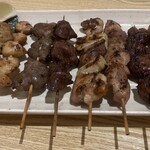 完全個室居酒屋 串ごろ 上野店 - 串八本盛り　塩 　皮・ぼんじり・はつ・砂肝・ネギマ・もも・レバー・つくね