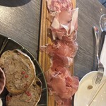 クランデスティーノ 41 - サラミと生ハム盛り合わせ