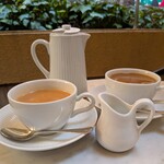ハーブス - ロイヤルミルクティー980円、オーガニックブレンドコーヒー700円✨️テラスだとホットドリンクが丁度良く感じました。