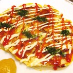 鉄板焼　屯 - とん平焼　香ばしく焼いたベーコンをお好み焼きの皮とふわふわ玉子で包みました。味つけは３色ソースです。