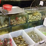 竹園海鮮飯店 - 水槽には魚介類がいっぱい！