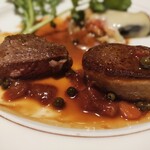 ザ・カフェ - メダイヨンドビーフ ポワブルベールソース