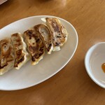 永華 - 餃子はアッサリめの肉肉しい感じ。美味しいけど個人的にはもう少し野菜とジューシーさが欲しかった