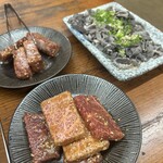 富久重 - 左上シンハラミ、左下は上ロース、右上は生センマイ1,000円