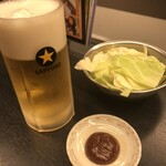 串屋横丁 もつ焼きセンター - 注ぎは良い(ちょっとだけ泡が多いかなぁ)