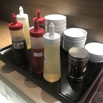 東方餃子坊 - 調味料は店頭で