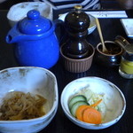 ランチには切り干し大根と漬物が付きます。