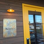 Buratto + カフェ - 黄色いドアとオシャレな店名プレート