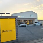 Buratto + カフェ - 駐車場は広いです。