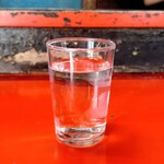 新ちゃん - コップの冷たい水