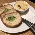 広島お好み焼 鉄板焼 一閃 - 自家製チーズのオーブン焼（税込630円）