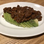 広島お好み焼 鉄板焼 一閃 - アボカドのシビれ肉ダレ（税込400円）