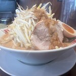 ラーメン 魁力屋 - もやしの高さを横から
