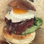 ハンバーガー&タコライス オーツー - エッグベーコンチーズバーガーアップ