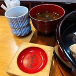 むら上 - お味噌汁と醤油皿