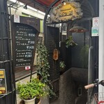 COFFEE HALL くぐつ草 - お店の入り口。ここから階段をくだります。