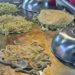 広島風お好み焼き ふみちゃん - しばし蓋をして蒸し焼き。。
      ほんでこの後。麺とのドッキングを
      するワケですが、どうやったのか。。
      スマホの漫画を読んでて撮りの逃し(^^;;