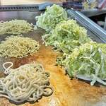 広島風お好み焼き ふみちゃん - 小麦粉の生地？を薄く丸く焼く。
      その上にドッサリなキャベツ！