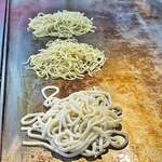 広島風お好み焼き ふみちゃん - まずは麺を焼く。
      通常は焼きそばですが。。。お一番手前のがワタクシのうどん。。