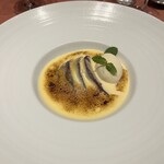 シェ フルール 横濱 - 赤ワイン風味の洋梨のコンポートの軽いグラタン　