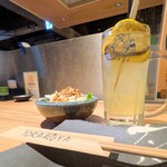 炭火焼鳥と一口餃子 TORA鶏YA 難波千日前店 - お通し＆炭焼きレモンサワー