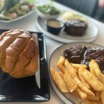 Waterbar & Grill Steakhouse - ガーリックブレッドとランプ