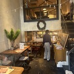 北出食堂 - 一階は少人数用のテーブル席を配置