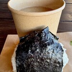 カフェスタンド広浦 - 熱々のしじみ汁とおにぎりは、作りたてだと思います。
