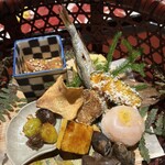 青蓮院門跡前 月おか - 美山落花生と柿の和物、銀杏とむかご、北海道産ししゃも、美山鹿肉揚げ、宮津アオリイカ寿司カラスミのせ、丹波乾燥黒豆、大原ニラとチーズの卵焼き