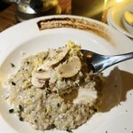 燻製創作居酒屋けむり - コンソメで炊き上げた
      　トリュフ薫スモークチーズリゾット