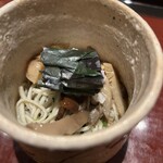 青蓮院門跡前 月おか - すっぽん出汁の手打ち十割蕎麦（滋賀県竜王町の蕎麦粉）金時草、大原茸、クレソン、辛味大根