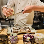 イタリア料理 今井 - 【写真⑥】蝦夷鮑(北海道)の炭火炙りフリット、削りペコリーノ・ロマーノ掛け