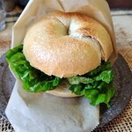 のうさぎカフェ - 鹿肉100％パティのベーグルサンド