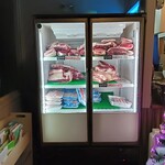 焼肉ダイニングなんべんでん - 入り口前の冷蔵庫